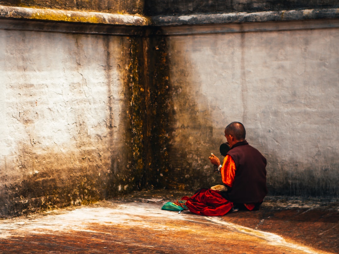 Photo Meditating monk