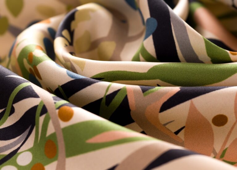 Diferența dintre mătase naturală și mătase vegetală: cum recunoști calitatea adevărată