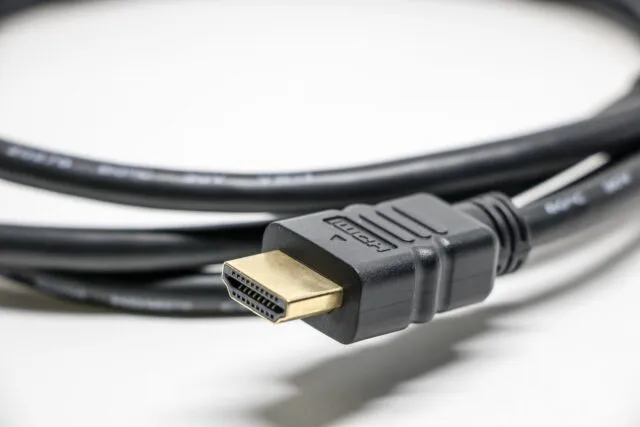 Te confrunți cu probleme de transmisie și distribuție semnal pe distanțe mari? 5 motive pentru care cablu HDMI e soluția