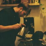 Exercițiu de concentrare: Prepararea manuală a cafelei