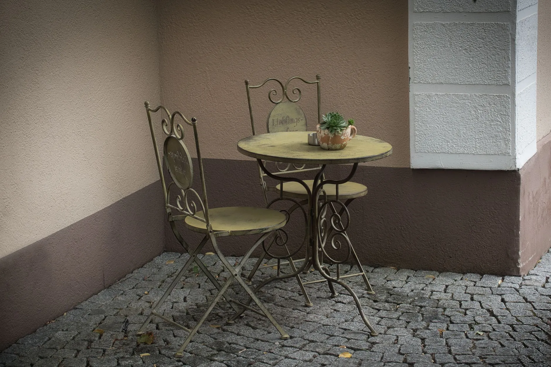 Cum amenajezi o terasă mică pentru seri liniștite de toamnă — Cafe Therapy