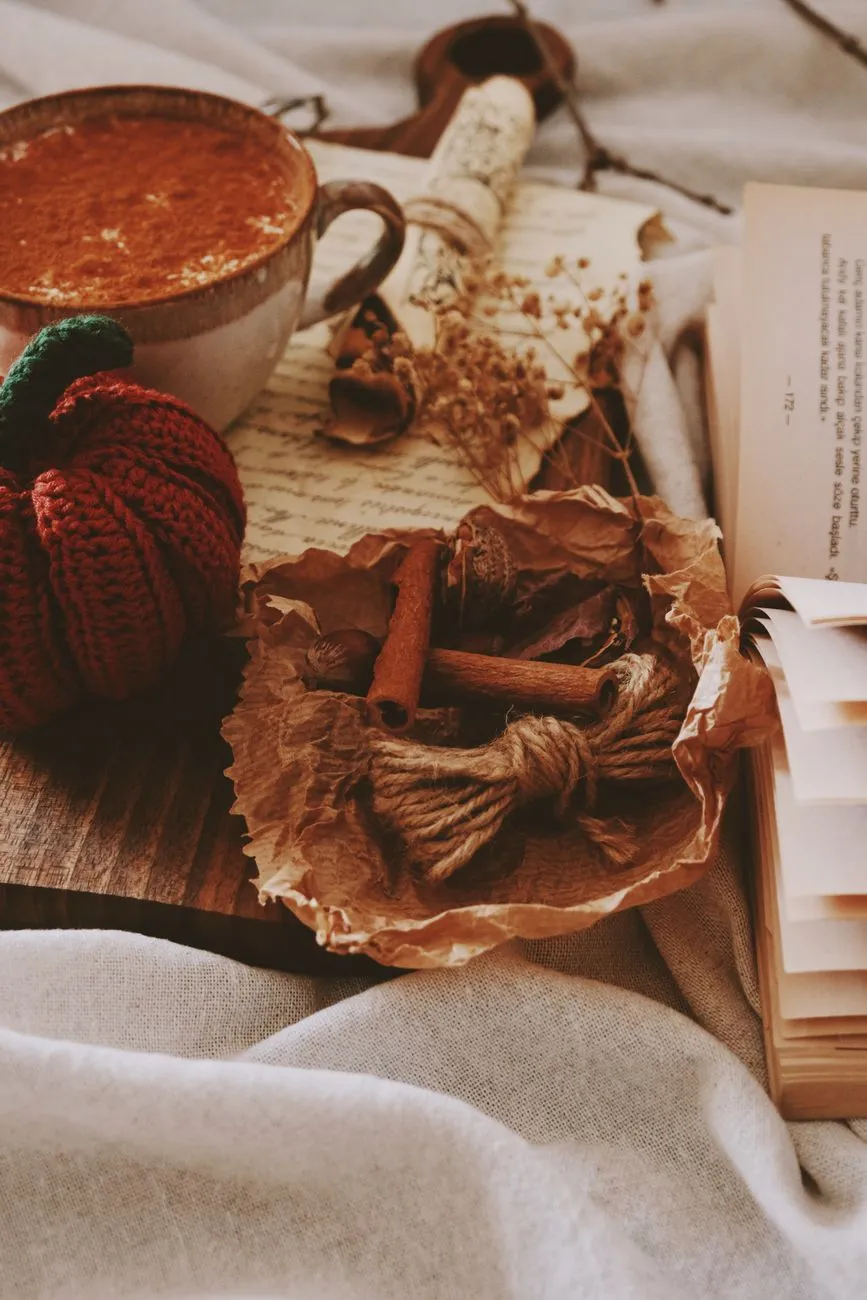 Aromele de toamnă care transformă casa într-un spațiu primitor — Cafe Therapy