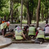 Mâini care modelează lut pe roata olarului într-un atelier de ceramică luminos