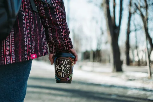Photo walking coffee park benefits